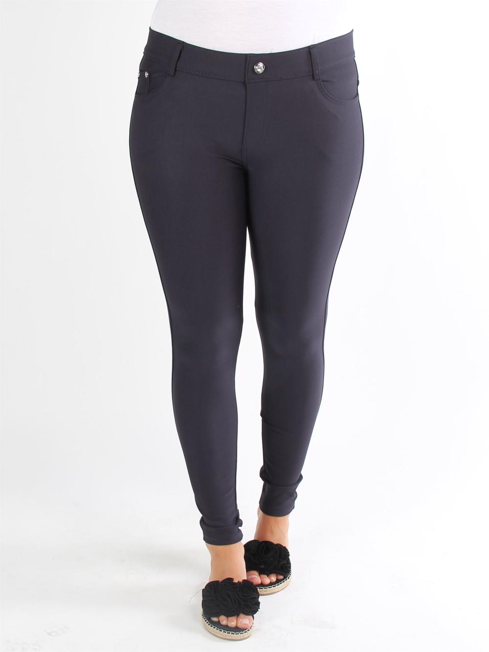 Regitze - Svarta byxor med fickor och similisten på knappen